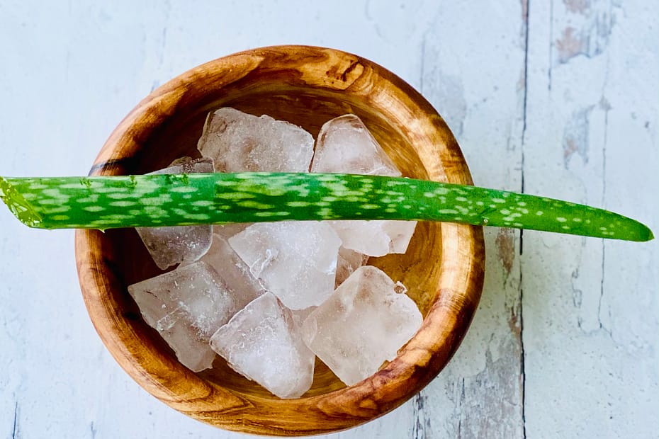 how to make soothing aloe vera ice cubes